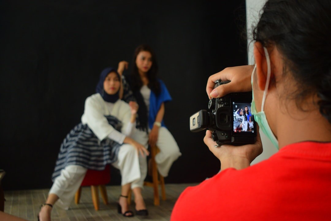Experienced host guiding a small group of journalists during a masterclass